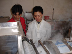 技術人員教客戶調節(jié)河粉的厚薄.jpg 技術人員教客戶調節(jié)河粉的厚薄.jpg