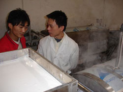客戶自己動手調節(jié)河粉的厚薄.jpg 客戶自己動手調節(jié)河粉的厚薄.jpg